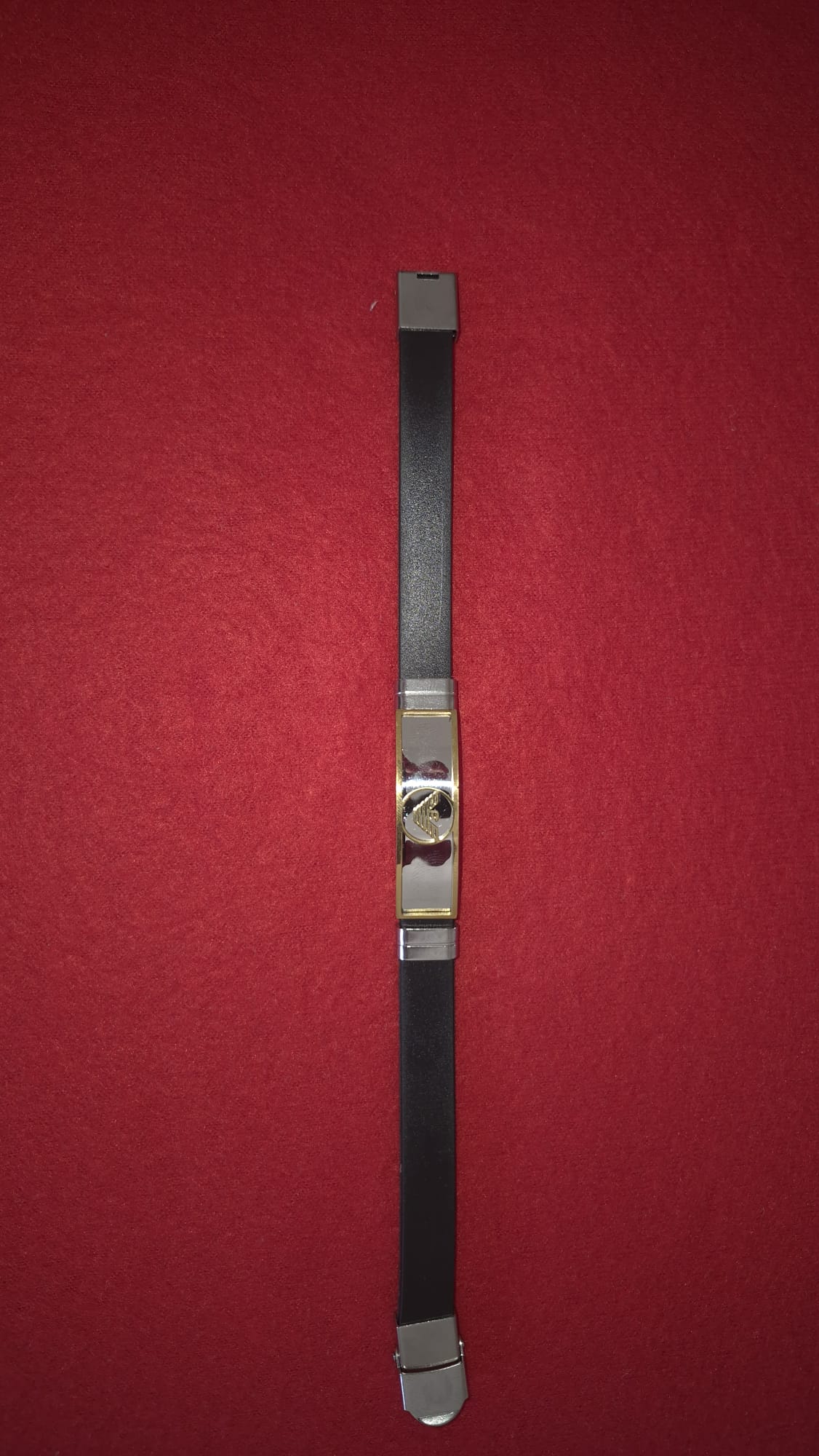 Bracciale uomo - primo piano logo dorato