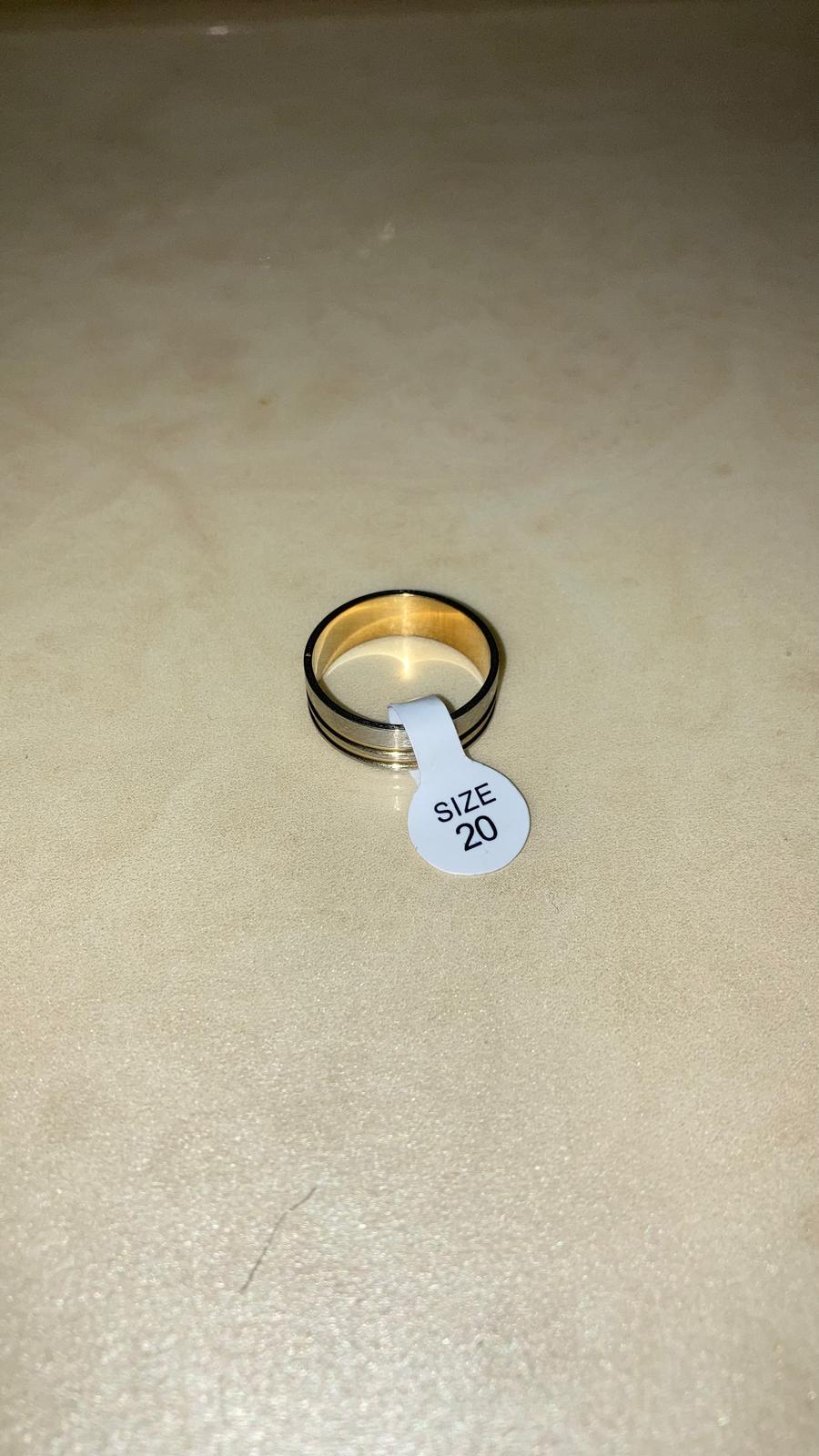 Anello Bicolore Oro e Nero con Scanalature Taglia 20