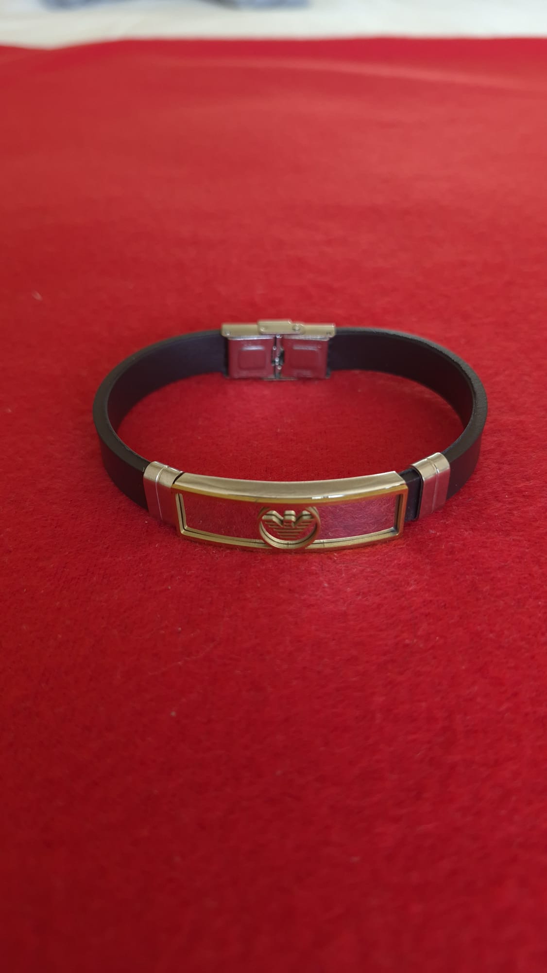 Bracciale indossato al polso - vista laterale