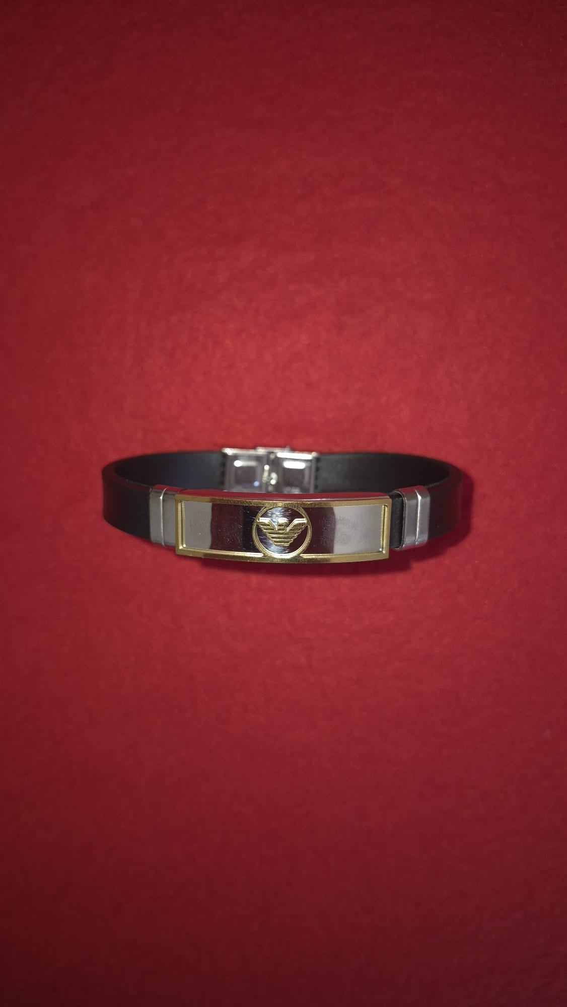 Bracciale uomo nero con placca acciaio dorata - vista frontale