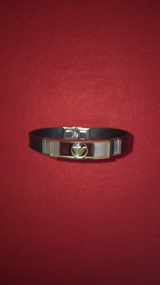 Bracciale uomo nero con placca acciaio dorata - vista frontale